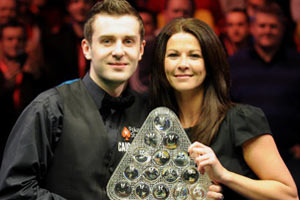 曼联、利物浦近五轮各1胜，英超积分榜曼联积22分，领先利物浦。